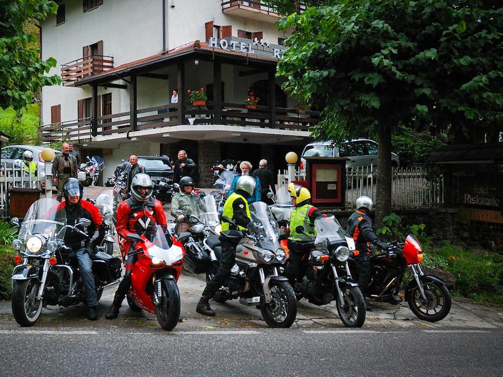 Hotel Ristorante Sassi Rossi Taceno Bagian luar foto