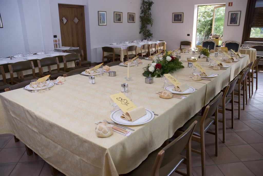 Hotel Ristorante Sassi Rossi Taceno Bagian luar foto