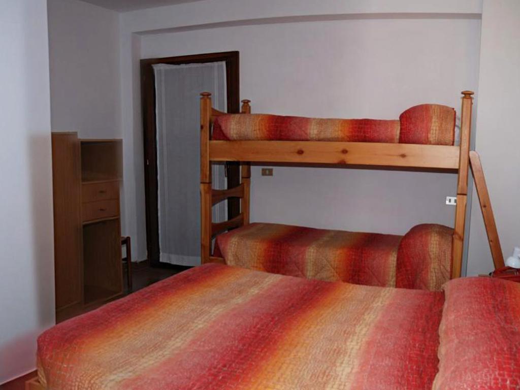 Hotel Ristorante Sassi Rossi Taceno Ruang foto